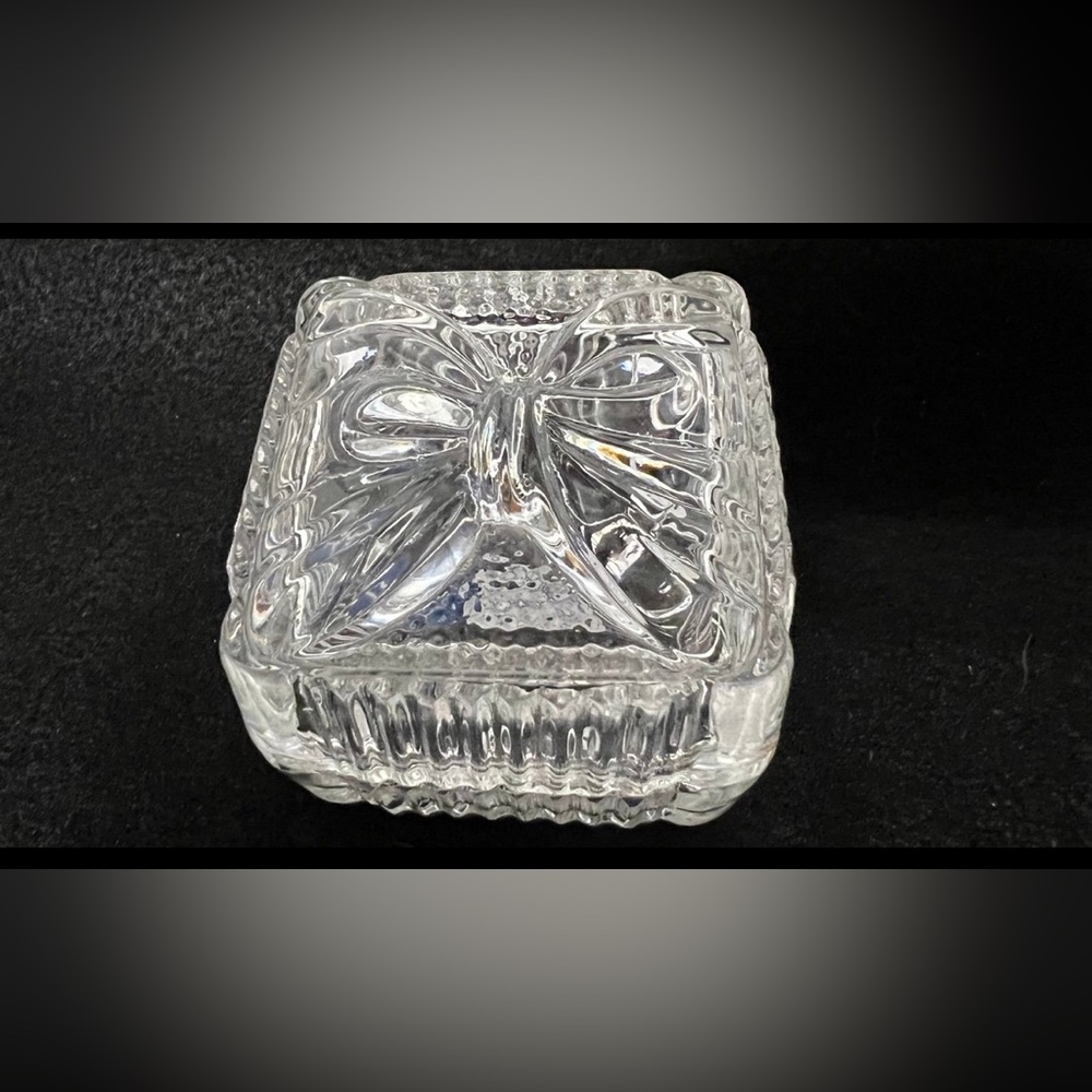 Vintage Crystal Trinket Box Raised Bow Design Lid 24% lead Yugoslavia Jewelry